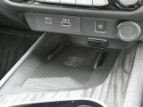 ワイヤレス充電器付きです。USB電源ソケットも付いています。