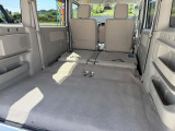 後部座席を倒すと、フラットになって、荷物を沢山つめれます。
