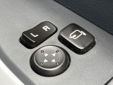 【電動格納ミラー】サイドミラーは電動格納式となっており、狭い駐車場でもキズがつくリスクを抑えられます。