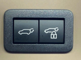 【パワーバックドア】スマートキーや運転席のボタンを押すだけでリアゲートが自動で開閉します!荷物を持っている時や、高い位置にあるバックドアを閉める際に便利な機能です♪