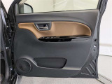 運転席ドア内張はご覧の通り。ドアポケットの収納もバッチリです