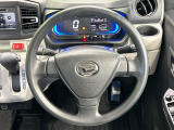 インテリアに合わせたデザインのステアリングは、運転される方のことも考え、運転しやすい形状、大きさです。是非一度、実際に触ってお確かめください。