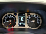 様々な車両情報を表示できるTFTマルチインフォメーションディスプレイを中央に配した視認性の高い大型2眼メーターです