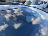 全てのクルマに車両検査証がついています。中古車オークション業界で確立された公正な基準を採用しています。トヨタ自動車によって、修復歴や状態を正しく判断できると認定された車両検査員が、1台1台検査し点数と