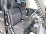 お車選びをお楽しみ頂けるよう、在庫車の展示スペースを十分に確保しております。