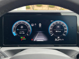 【Digital Cockpit Pro】高解像度ディスプレイによるフルデジタルメータークラスター。基本の速度計とタコメーターの表示に加え、中央にドライビングデータなどを少ない視線移動で視認できます。
