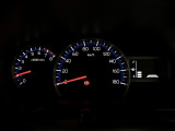 昼間でも見やすいオプティトロンメーターです。運転席前に配置し、フードを低く抑えることで運転中の視界の邪魔にならないので、視界も良好です!