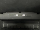 USBポートを2口設置。スマートフォンやタブレットの同時充電が可能で、ご家族や同乗者がいるシーンでも重宝します。