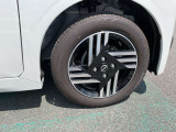 155/65R14インチタイヤ&アルミホイルが装着されています。