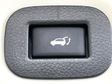 【パワーバックドア】スマートキーや運転席のボタンを押すだけでリアゲートが自動で開閉します!荷物を持っている時や、高い位置にあるバックドアを閉める際に便利な機能です♪