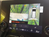 【パノラミックビューモニター】専用のカメラにより、上から見下ろしたような視点で360度クルマの周囲を確認することができます☆死角部分も確認しやすく、狭い場所での切り返しや駐車もスムーズに行えます。