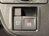 指先だけで簡単に操作が可能な電動パーキングブレーキを採用。「HOLD」スイッチを押すと、渋滞や信号待ちなどでブレーキペダルから足を離しても、ブレーキを保持するので安心です