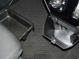 便利な収納ポケット、小物入れを各所に配置しています。
