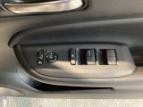 電動格納式リモコンドアミラーと、パワーウィンドウスイッチ等は運転席ドアにあります。