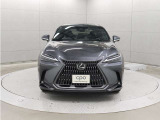 エクステリアは、一目でLEXUSとわかるスピンドルグリルを起点に、人が乗るキャビンの前後を大胆に絞り込んだ菱形のボディと力強く張り出したホイールフレアを融合させ、タイヤの存在を強調しています。