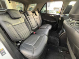 【レザーシート】高級感溢れる車内を演出します。査定アップも期待できるオプションです!セカンドシートは大人二人乗っても十分なスペースがございます!