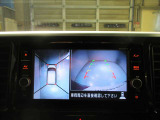 上から丸見え!アラウンドビューカメラです。お車の周りを写します。もちろん後退時には右画面に大きく表示します。