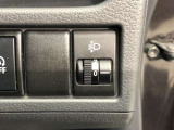ヘッドライトの光軸を調整します。トランク・荷室に重い荷物を載せた時など、光軸が上向きになった時に手元で光軸を下向きに変更できます。