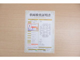 【車両検査証明書】店頭にて、クルマの状態が一目で分かる査証明書を公開中。トヨタ認定検査員が厳しく検査し、状態を点数と図解で表示しています。修復歴はもちろん、傷やヘコミの箇所や程度がご確認いただけます。