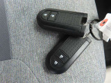 スマートキーです。バッグやポケットに携帯していれば、キーを取り出さなくてもドアの解錠・施錠ができます。エンジンの始動はブレーキを踏みながらパワースイッチをワンプッシュするだけです。