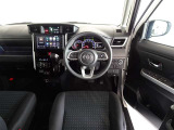 革巻きステアリングで快適な操作性の運転席です。