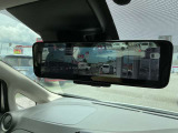 荷物や人でバックミラーが見えずらい時ありませんか?インテリジェントルームミラーはカメラの映像をミラーに映すことができます!
