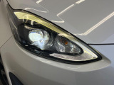 【LEDヘッドライト】悪天候や夜間走行時も良好な視界を確保し安心して運転できる高輝度LEDヘッドライトを装備!点灯速度が早く、消費電力も抑えられています。