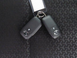電子キーをポケットやカバンに入れているだけで、ドアの開錠・施錠が行えます。荷物を抱えていてもラクラク開閉です。エンジン始動も行えます。