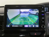 車両後方の映像を映すバックモニター。進路を確認しながら安全に車庫入れできます。