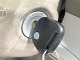 【キーレス】少し離れた場所からでもボタン一つでドアの開錠・施錠ができるのでとっても便利!ドアの鍵穴周りに傷をつけることもありません♪