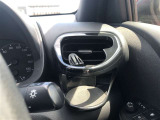 運転席用・助手席用と2つのカップホルダーを装備しています。ドリンクだけでなく、色々な小物の置き場所としても大変便利です。