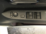 電動格納式ドアミラーのスイッチは運転席ドアにあります。