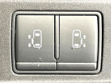 【両側パワースライドドア】スマートキーや運転席のスイッチで後席両側スライドドアの開閉が可能♪電動だから力を入れてドアを開ける必要が無く、小さなお子様でも簡単に開け閉めでき快適です♪