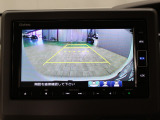 【バックカメラ】シフトを「R」の位置に入れると、自動的に画面がカメラ映像に切り替わり後方の視界をサポートする必須装備です!