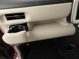 カップホルダーは運転席や助手席からちょうど手の届く位置です!!
