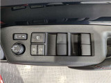 パワーウィンドウのスイッチですよ。 運転席に居ながら窓を開け閉めのコントロールできますよ。 ロック機能で、子供がイタズラして窓を開けるという事も無くなりますよ。