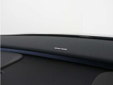 【harman/kardon】5つのスピーカーを内蔵したサウンドバーにより、ドライバーを包み込む音場を実現しました。また、洗練されたミニマルデザインは、キャビンをスタイリッシュに彩ります。