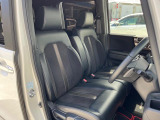 【ハーフレザーシート】高級感と座り心地を両立した人気のシート♪背面・座面のファブリック素材は、通気性の良さや滑りにくさに優れています。気温や服装に左右されず快適にお乗りいただけます。