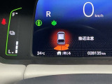 パーキングセンサーシステムは走行中に障害物が迫ると音と表示でお知らせ、低速走行時時の安心感を高めます