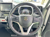 毎日触れるハンドル部分はこちら。運転手を守るエアバックも装備しているので、安心してお乗りいただけます。