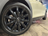 ●純正17インチアルミホイール:輸入車ならではの卓越した走りを支えるホイールと足回りです!日本車の走りに慣れている方にもぜひ体感して頂きたいほど、高いレベルでまとまっています!