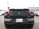 L字型の特徴的なテールランプが、後方のドライバーへBMWを印象付けます。