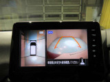上から丸見え!アラウンドビューカメラです。お車の周りを写します。もちろん後退時には右画面に大きく表示します。