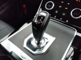 センターコンソールは、しっかりと握りやすいガングリップタイプのシフトレバーになっております。