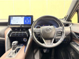 上質で落ち着いた印象のインパネ周りです。各操作スイッチ類も使いやすいよう配置されています。