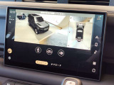 サラウンドカメラ(360&deg;カメラ)で全方位の死角となる部分や発進時・駐車時・細い路地からの運転などカメラを通してモニターで確認することが可能です。