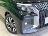 【LEDヘッドライト】悪天候や夜間走行時も良好な視界を確保し安心して運転できる高輝度LEDヘッドライトを装備!点灯速度が早く、消費電力も抑えられています。