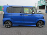 後部座席は両側スライドドアなので狭い駐車場でもお手軽に開閉可能!!乗り降りも安心です!!