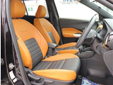お車選びをお楽しみ頂けるよう、在庫車の展示スペースを十分に確保しております。