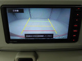 後退時に車両の後ろ側をモニター画面に表示します。車庫入れなどでバックする際に後方確認ができて便利です。車庫入れが苦手な人もこれで安心。